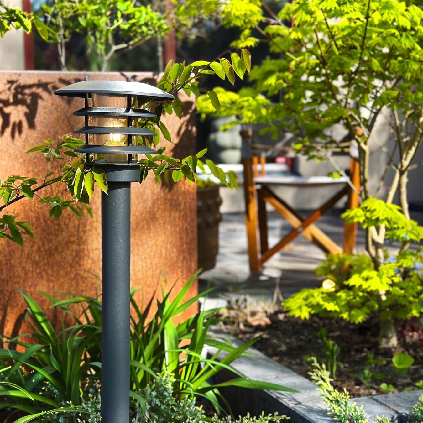 Saturnus med trädgårdsbakgrund